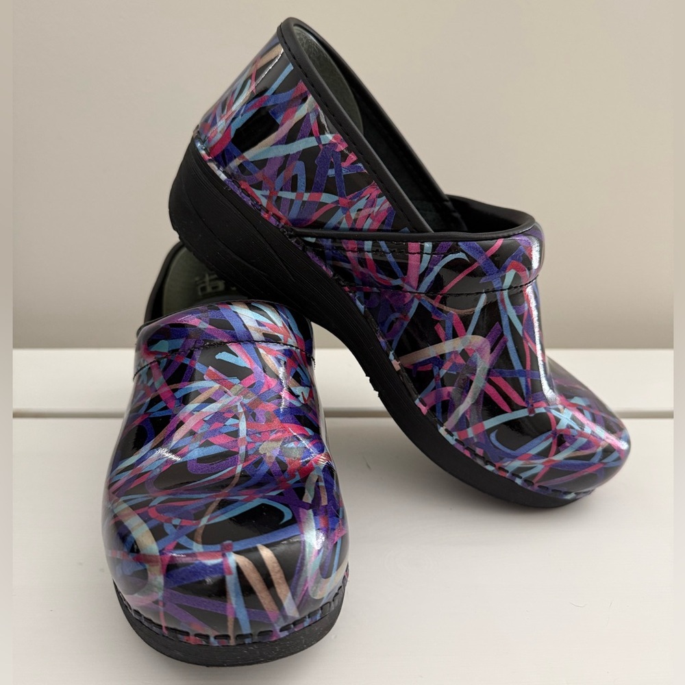 Dansko XP 2.0 Clogs Size 38 Multicolor Abstract Print Nursing Shoes